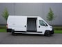 Peugeot Boxer 2.2 BlueHDi 140 L3H2 3.5t in Nieuwstaat |Betimmerd |BPM vrij |Trekhaak |Camera |Cruise |Navi |DEMO |EURO6D |3500 KG |Parkeersensoren |Carplay |Android auto