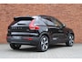 Volvo XC40 2.0 B4 Plus Dark | Stoel-/ stuurwielverwarming | Trekhaak, inklapbaar | Achteruitrijcamera | Adaptieve cruise control | BLIS | Elektrisch verstelbare voorstoelen met geheugenfunctie | 19 inch. lichtmetalen velgen | All-season banden | Harman Kardon | Apple carplay/ Android auto