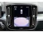 Volvo XC40 2.0 B4 Plus Dark | Stoel-/ stuurwielverwarming | Trekhaak, inklapbaar | Achteruitrijcamera | Adaptieve cruise control | BLIS | Elektrisch verstelbare voorstoelen met geheugenfunctie | 19 inch. lichtmetalen velgen | All-season banden | Harman Kardon | Apple carplay/ Android auto