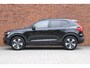 Volvo XC40 2.0 B4 Plus Dark | Stoel-/ stuurwielverwarming | Trekhaak, inklapbaar | Achteruitrijcamera | Adaptieve cruise control | BLIS | Elektrisch verstelbare voorstoelen met geheugenfunctie | 19 inch. lichtmetalen velgen | All-season banden | Harman Kardon | Apple carplay/ Android auto