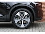 Volvo XC40 2.0 B4 Plus Dark | Stoel-/ stuurwielverwarming | Trekhaak, inklapbaar | Achteruitrijcamera | Adaptieve cruise control | BLIS | Elektrisch verstelbare voorstoelen met geheugenfunctie | 19 inch. lichtmetalen velgen | All-season banden | Harman Kardon | Apple carplay/ Android auto