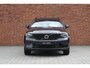 Volvo XC40 2.0 B4 Plus Dark | Stoel-/ stuurwielverwarming | Trekhaak, inklapbaar | Achteruitrijcamera | Adaptieve cruise control | BLIS | Elektrisch verstelbare voorstoelen met geheugenfunctie | 19 inch. lichtmetalen velgen | All-season banden | Harman Kardon | Apple carplay/ Android auto