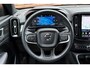 Volvo XC40 2.0 B4 Plus Dark | Stoel-/ stuurwielverwarming | Trekhaak, inklapbaar | Achteruitrijcamera | Adaptieve cruise control | BLIS | Elektrisch verstelbare voorstoelen met geheugenfunctie | 19 inch. lichtmetalen velgen | All-season banden | Harman Kardon | Apple carplay/ Android auto