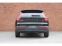 Volvo XC40 2.0 B4 Plus Dark | Stoel-/ stuurwielverwarming | Trekhaak, inklapbaar | Achteruitrijcamera | Adaptieve cruise control | BLIS | Elektrisch verstelbare voorstoelen met geheugenfunctie | 19 inch. lichtmetalen velgen | All-season banden | Harman Kardon | Apple carplay/ Android auto