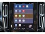 Volvo XC40 B4 Plus Dark - IntelliSafe Assist & Surround - Harman/Kardon audio - Parkeercamera achter - Verwarmde voorstoelen & stuur - Parkeersensoren voor & achter - Elektr. bedienb. voorstoelen met geheugen links - Draadloze tel. lader - Inklapbare trekhaak - 19' LMV