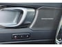 Volvo XC40 B4 Plus Dark - IntelliSafe Assist & Surround - Harman/Kardon audio - Parkeercamera achter - Verwarmde voorstoelen & stuur - Parkeersensoren voor & achter - Elektr. bedienb. voorstoelen met geheugen links - Draadloze tel. lader - Inklapbare trekhaak - 19' LMV