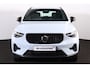 Volvo XC40 B4 Plus Dark - IntelliSafe Assist & Surround - Harman/Kardon audio - Parkeercamera achter - Verwarmde voorstoelen & stuur - Parkeersensoren voor & achter - Elektr. bedienb. voorstoelen met geheugen links - Draadloze tel. lader - Inklapbare trekhaak - 19' LMV