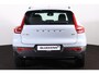 Volvo XC40 B4 Plus Dark - IntelliSafe Assist & Surround - Harman/Kardon audio - Parkeercamera achter - Verwarmde voorstoelen & stuur - Parkeersensoren voor & achter - Elektr. bedienb. voorstoelen met geheugen links - Draadloze tel. lader - Inklapbare trekhaak - 19' LMV