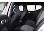 Volvo XC40 B4 Plus Dark - IntelliSafe Assist & Surround - Harman/Kardon audio - Parkeercamera achter - Verwarmde voorstoelen & stuur - Parkeersensoren voor & achter - Elektr. bedienb. voorstoelen met geheugen links - Draadloze tel. lader - Inklapbare trekhaak - 19' LMV