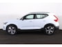 Volvo XC40 B4 Plus Dark - IntelliSafe Assist & Surround - Harman/Kardon audio - Parkeercamera achter - Verwarmde voorstoelen & stuur - Parkeersensoren voor & achter - Elektr. bedienb. voorstoelen met geheugen links - Draadloze tel. lader - Inklapbare trekhaak - 19' LMV