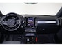 Volvo XC40 B4 Plus Dark - IntelliSafe Assist & Surround - Harman/Kardon audio - Parkeercamera achter - Verwarmde voorstoelen & stuur - Parkeersensoren voor & achter - Elektr. bedienb. voorstoelen met geheugen links - Draadloze tel. lader - Inklapbare trekhaak - 19' LMV