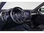 Volvo XC40 B4 Plus Dark - IntelliSafe Assist & Surround - Harman/Kardon audio - Parkeercamera achter - Verwarmde voorstoelen & stuur - Parkeersensoren voor & achter - Elektr. bedienb. voorstoelen met geheugen links - Draadloze tel. lader - Inklapbare trekhaak - 19' LMV