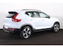 Volvo XC40 B4 Plus Dark - IntelliSafe Assist & Surround - Harman/Kardon audio - Parkeercamera achter - Verwarmde voorstoelen & stuur - Parkeersensoren voor & achter - Elektr. bedienb. voorstoelen met geheugen links - Draadloze tel. lader - Inklapbare trekhaak - 19' LMV