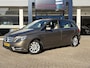 Mercedes-Benz B-klasse 180 Ambition / Nieuwe-Ketting / Grote-Beurt / NL-Auto / Automaat / Cruise-Control / Trekhaak / Leder / Navi / Radio-Bluetooth / Houtafwerking-Interieur / Flippers / PDC V+A / 16'' LMV / All-Season / ENZ.