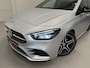 Mercedes-Benz B-klasse 200 AMG aut. 58.889KM/PANO/TREKHAAK/MEMORY/LED/CAMERA/CARBON/18" AMG/AMG-SPORT-STOELEN/DODE-HOEK/LANE-ASSIST/EL.A.KLEP/PRIVACY/DONKERE-HEMEL/NIGHT-PAKKET/IRIDIUM-SILVER/UNIEKE AUTO,ABSOLUTE NIEUWSTAAT