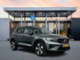 Volvo XC40 B4 Plus Dark | 19" Allseason | Panoramadak | Leder/Nubuck | Trekhaak | Harman Kardon | Elektr. verst. Stoelen | Parkeercamera | Stoel/Stuurverwarming