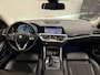BMW 3-Serie 320e Edition CAMERA/LEER-SPORT/MEMORY/LIVE COCKPIT PRO/LED/CARPLAY/SFEER/18"/PRIVACY/SHADOW-LINE/MINERALWEISS PARELMOER/NET OH BEURT GEHAD