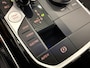 BMW 3-Serie 320e Edition CAMERA/LEER-SPORT/MEMORY/LIVE COCKPIT PRO/LED/CARPLAY/SFEER/18"/PRIVACY/SHADOW-LINE/MINERALWEISS PARELMOER/NET OH BEURT GEHAD