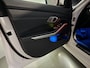 BMW 3-Serie 320e Edition CAMERA/LEER-SPORT/MEMORY/LIVE COCKPIT PRO/LED/CARPLAY/SFEER/18"/PRIVACY/SHADOW-LINE/MINERALWEISS PARELMOER/NET OH BEURT GEHAD