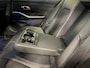 BMW 3-Serie 320e Edition CAMERA/LEER-SPORT/MEMORY/LIVE COCKPIT PRO/LED/CARPLAY/SFEER/18"/PRIVACY/SHADOW-LINE/MINERALWEISS PARELMOER/NET OH BEURT GEHAD