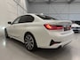 BMW 3-Serie 320e Edition CAMERA/LEER-SPORT/MEMORY/LIVE COCKPIT PRO/LED/CARPLAY/SFEER/18"/PRIVACY/SHADOW-LINE/MINERALWEISS PARELMOER/NET OH BEURT GEHAD