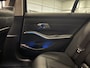 BMW 3-Serie 320e Edition CAMERA/LEER-SPORT/MEMORY/LIVE COCKPIT PRO/LED/CARPLAY/SFEER/18"/PRIVACY/SHADOW-LINE/MINERALWEISS PARELMOER/NET OH BEURT GEHAD