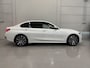BMW 3-Serie 320e Edition CAMERA/LEER-SPORT/MEMORY/LIVE COCKPIT PRO/LED/CARPLAY/SFEER/18"/PRIVACY/SHADOW-LINE/MINERALWEISS PARELMOER/NET OH BEURT GEHAD