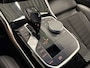 BMW 3-Serie 320e Edition CAMERA/LEER-SPORT/MEMORY/LIVE COCKPIT PRO/LED/CARPLAY/SFEER/18"/PRIVACY/SHADOW-LINE/MINERALWEISS PARELMOER/NET OH BEURT GEHAD