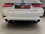 BMW 3-Serie 320e Edition CAMERA/LEER-SPORT/MEMORY/LIVE COCKPIT PRO/LED/CARPLAY/SFEER/18"/PRIVACY/SHADOW-LINE/MINERALWEISS PARELMOER/NET OH BEURT GEHAD