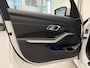 BMW 3-Serie 320e Edition CAMERA/LEER-SPORT/MEMORY/LIVE COCKPIT PRO/LED/CARPLAY/SFEER/18"/PRIVACY/SHADOW-LINE/MINERALWEISS PARELMOER/NET OH BEURT GEHAD