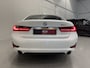 BMW 3-Serie 320e Edition CAMERA/LEER-SPORT/MEMORY/LIVE COCKPIT PRO/LED/CARPLAY/SFEER/18"/PRIVACY/SHADOW-LINE/MINERALWEISS PARELMOER/NET OH BEURT GEHAD