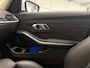 BMW 3-Serie 320e Edition CAMERA/LEER-SPORT/MEMORY/LIVE COCKPIT PRO/LED/CARPLAY/SFEER/18"/PRIVACY/SHADOW-LINE/MINERALWEISS PARELMOER/NET OH BEURT GEHAD