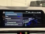 BMW 3-Serie 320e Edition CAMERA/LEER-SPORT/MEMORY/LIVE COCKPIT PRO/LED/CARPLAY/SFEER/18"/PRIVACY/SHADOW-LINE/MINERALWEISS PARELMOER/NET OH BEURT GEHAD