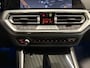 BMW 3-Serie 320e Edition CAMERA/LEER-SPORT/MEMORY/LIVE COCKPIT PRO/LED/CARPLAY/SFEER/18"/PRIVACY/SHADOW-LINE/MINERALWEISS PARELMOER/NET OH BEURT GEHAD