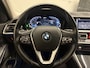 BMW 3-Serie 320e Edition CAMERA/LEER-SPORT/MEMORY/LIVE COCKPIT PRO/LED/CARPLAY/SFEER/18"/PRIVACY/SHADOW-LINE/MINERALWEISS PARELMOER/NET OH BEURT GEHAD