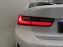 BMW 3-Serie 320e Edition CAMERA/LEER-SPORT/MEMORY/LIVE COCKPIT PRO/LED/CARPLAY/SFEER/18"/PRIVACY/SHADOW-LINE/MINERALWEISS PARELMOER/NET OH BEURT GEHAD