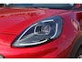 Ford Puma 1.0-125pk EcoBoost Mild-Hybrid Titanium. Fabr. garantie t/m 21-09-2029 ! Elektr. pano-dak, stoel-, stuur- en voorraamverw., 360gr. camera, adaptieve cruise cntrl, side- en lane assist, parkeersensoren v+a, metallic lak, LM wielen.