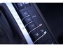 Porsche Macan 3.0 S S 3.0 354PK ACC standkachel sportstoelen electrisch bedienbaar met memo camera Apple-carplay luchtvering trekhaak electrisch wegklapbaar sportuitlaat 21"-LMV DAB LED stoel verwarming/ventilatie schakelflippers aan het stuur