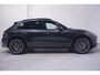 Porsche Macan 3.0 S S 3.0 354PK ACC standkachel sportstoelen electrisch bedienbaar met memo camera Apple-carplay luchtvering trekhaak electrisch wegklapbaar sportuitlaat 21"-LMV DAB LED stoel verwarming/ventilatie schakelflippers aan het stuur