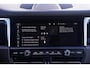 Porsche Macan 3.0 S S 3.0 354PK ACC standkachel sportstoelen electrisch bedienbaar met memo camera Apple-carplay luchtvering trekhaak electrisch wegklapbaar sportuitlaat 21"-LMV DAB LED stoel verwarming/ventilatie schakelflippers aan het stuur