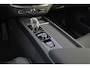 Volvo XC60 T6 Recharge AWD Plus Black Edition - IntelliSafe Assist & Surround - Harman Kardon audio - Verwarmde voorstoelen, stuur & achterbank - Parkeersensoren voor & achter - Elektr. bedienb. voorstoelen met geheugen - Draadloze tel. lader - Extra getint glas - 21' LMV