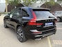 Volvo XC60 2.0 T6 Plug-in hybrid AWD Plus Dark DEALER ONDERHOUDEN | HARMAN/KADON | 360° GRADEN CAM. | STOEL/STUUR VERWARMING | APPLE CARPLAY./ANDROID AUTO | ELEKTRISCHE TREKHAAK