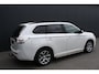 Mitsubishi Outlander 2.0 PHEV instyle - SCHUIFDAK - TREKHAAK - LEDER - NAVIGATIE - CAMERA - 2x PDC