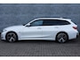 BMW 3-Serie Touring 320e | M-Sport | Panoramadak | Trekhaak | Sportstoelen | Parkeersensoren | Lichtmetalen Velgen 18 inch | Stoelverwarming | Cruise Control Adaptief | Dodehoekdetectie | Live Cockpit Plus | Connected Professional | Plug-in Hybrid (PHEV)