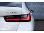 BMW 3-Serie Touring 320e | M-Sport | Panoramadak | Trekhaak | Sportstoelen | Parkeersensoren | Lichtmetalen Velgen 18 inch | Stoelverwarming | Cruise Control Adaptief | Dodehoekdetectie | Live Cockpit Plus | Connected Professional | Plug-in Hybrid (PHEV)