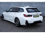BMW 3-Serie Touring 320e | M-Sport | Panoramadak | Trekhaak | Sportstoelen | Parkeersensoren | Lichtmetalen Velgen 18 inch | Stoelverwarming | Cruise Control Adaptief | Dodehoekdetectie | Live Cockpit Plus | Connected Professional | Plug-in Hybrid (PHEV)