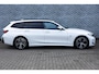BMW 3-Serie Touring 320e | M-Sport | Panoramadak | Trekhaak | Sportstoelen | Parkeersensoren | Lichtmetalen Velgen 18 inch | Stoelverwarming | Cruise Control Adaptief | Dodehoekdetectie | Live Cockpit Plus | Connected Professional | Plug-in Hybrid (PHEV)