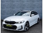 BMW 3-Serie Touring 320e | M-Sport | Panoramadak | Trekhaak | Sportstoelen | Parkeersensoren | Lichtmetalen Velgen 18 inch | Stoelverwarming | Cruise Control Adaptief | Dodehoekdetectie | Live Cockpit Plus | Connected Professional | Plug-in Hybrid (PHEV)