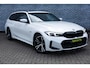 BMW 3-Serie Touring 320e | M-Sport | Panoramadak | Trekhaak | Sportstoelen | Parkeersensoren | Lichtmetalen Velgen 18 inch | Stoelverwarming | Cruise Control Adaptief | Dodehoekdetectie | Live Cockpit Plus | Connected Professional | Plug-in Hybrid (PHEV)