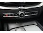 Volvo XC60 2.0 T6 Plug-in hybrid AWD Plus Dark | 350 PK | Panoramadak | Leder | Trekhaak | Volvo XC60 2.0 T6 Plug-in Hybrid AWD Plus Dark met 2.0 viercilinder plug-in hybride aandrijflijn en 350 PK, voorzien van luxe lederen bekleding, elektrisch verstelbare en verwarmde voorstoele